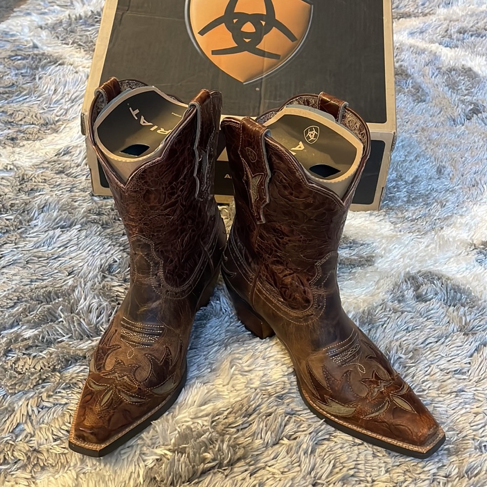 Ariat Dahlia size 8 cowgirl boots